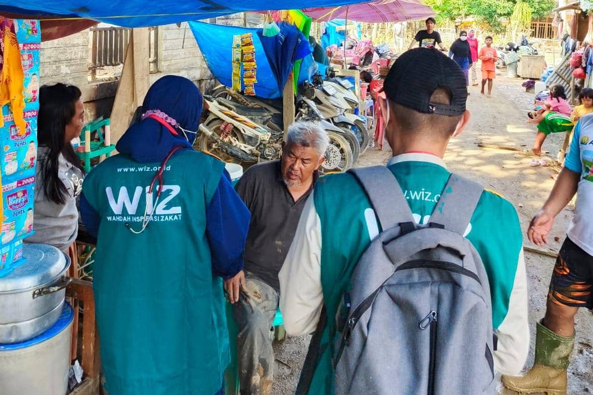 Dokter muslimah Wahdah Islamiyah lakukan layanan medis dari rumah ke rumah untuk warga terdampak banjir Aceh Tamiang. (dok. Wahdah Islamiyah)