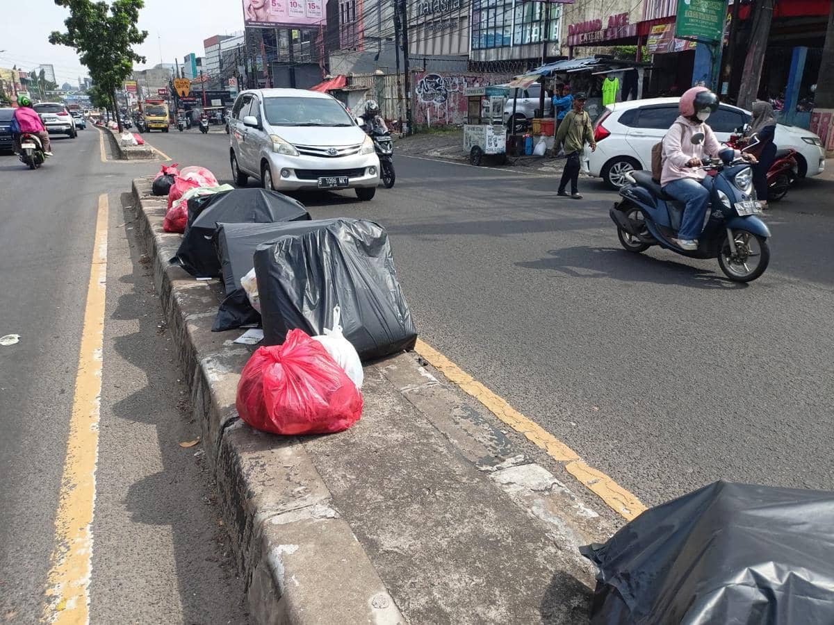 Sampah Menumpuk di Ciputat, Rabu (10/12/2025)