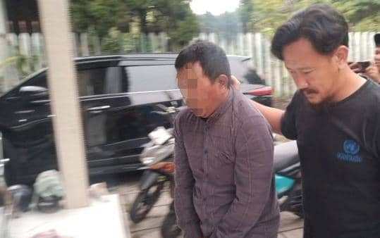 Pelaku Renaldi saat digiring anggota polisi usai menggelapkan motor berkedok COD.