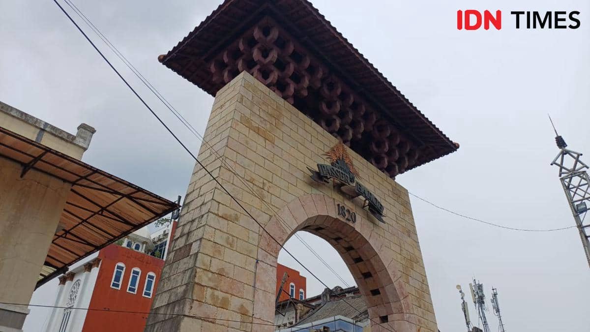 Potret gapura Passer Baroe, Jakarta Pusat