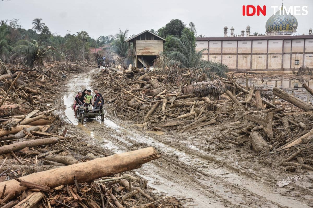 Kondisi Desa Menanggini, Kecamatan Karang Baru, Kabupaten Aceh Tamiang yang hancur diterjang banjir bandang (IDN Times/Prayugo Utomo)