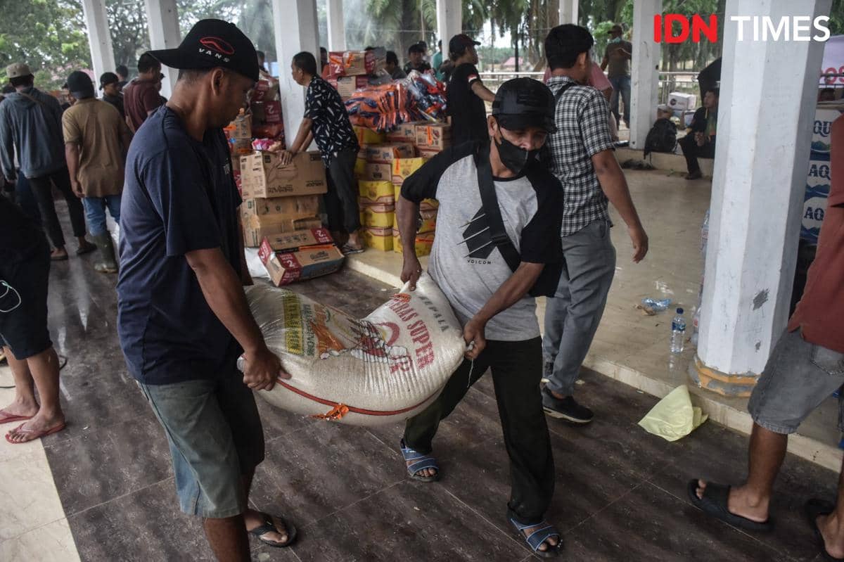 Aktivitas penyaluran bantuan di posko utama bencana di pendopo Kantor Bupati Aceh Tamiang, Rabu (10/12/2025) (IDN Times/Prayugo Utomo)