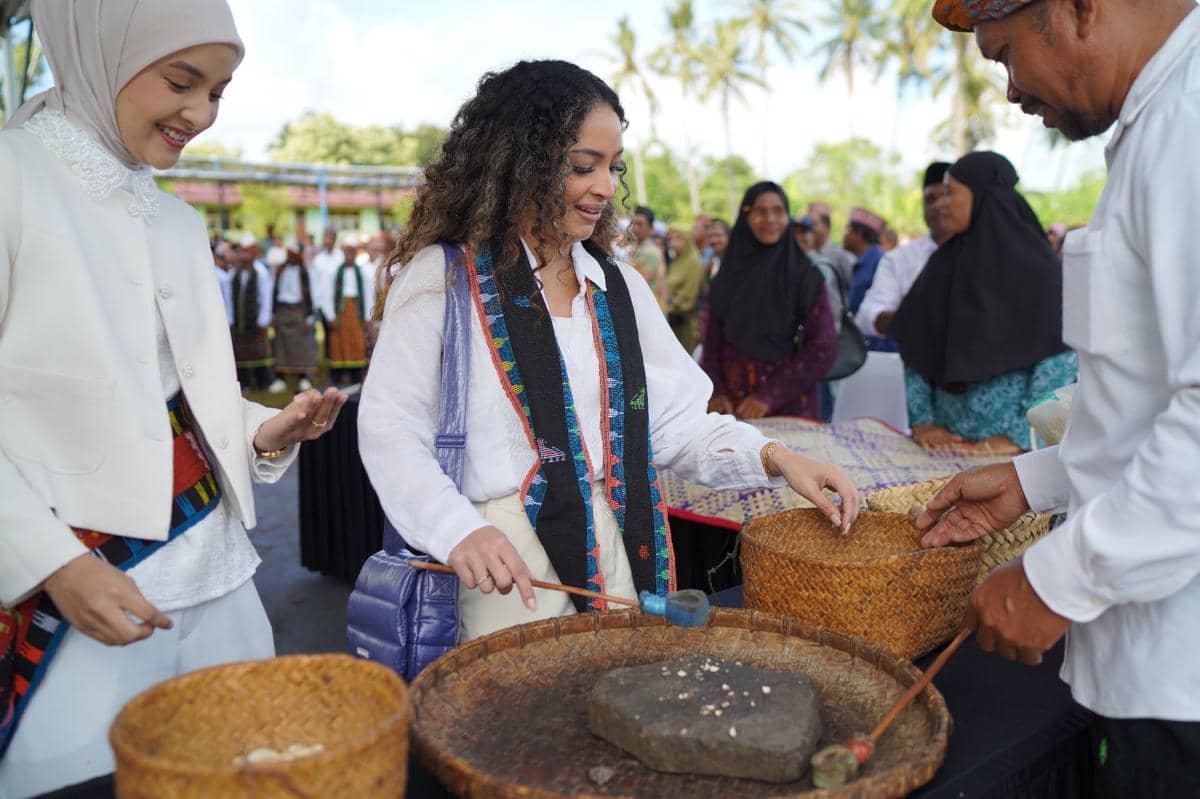 Candlenut Cracking Activity with KOL.JPG