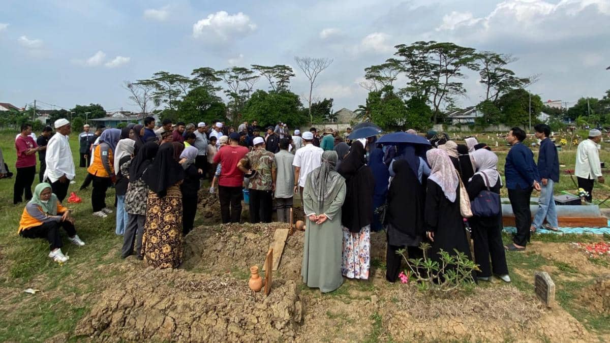 Satu korban kebakaran terra drone asal Bekasi dimakamkan