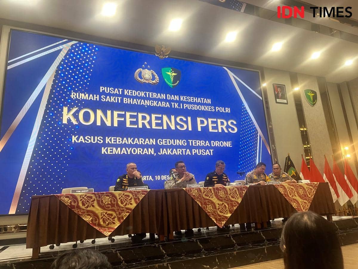 Konferensi pers kasus kebakaran Gedung Terra Drone, Rabu, (10/12/2025), (IDN Times/Anggia Leksa)