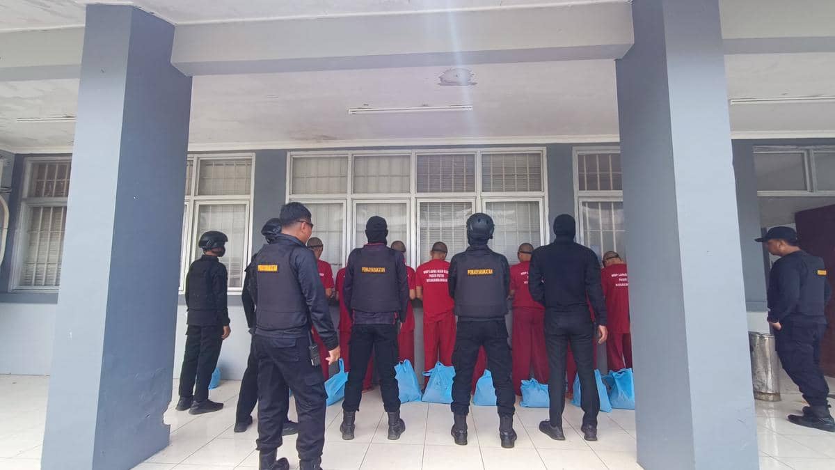 Pemindahan 21 warga binaan high risk Lapas Cirebon ke Nusakambangan