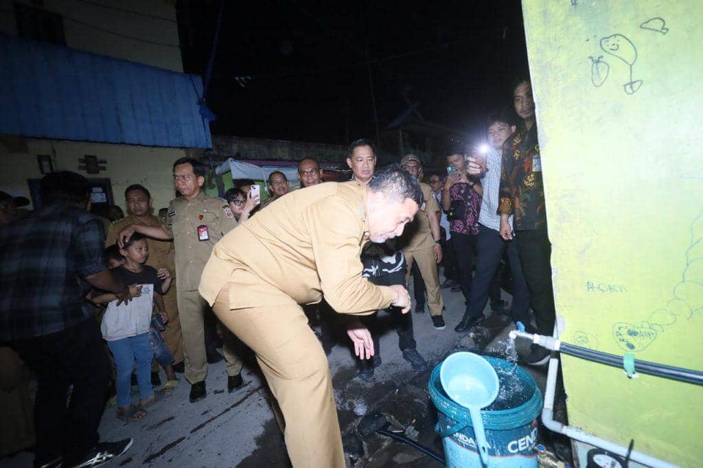 Wali Kota Makassar Munafri Arifuddin meninjau pemasangan sambungan air bersih di Kecamatan Tallo, Selasa (9/12/2025). (Dok. Humas Pemkot Makassar)