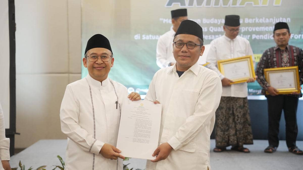 Majelis Masyayikh menyerahkan Surat Keputusan (SK) dan sertifikat hasil asesmen kepada sejumlah satuan pendidikan pesantren (dok. Majelis Masyayikh)