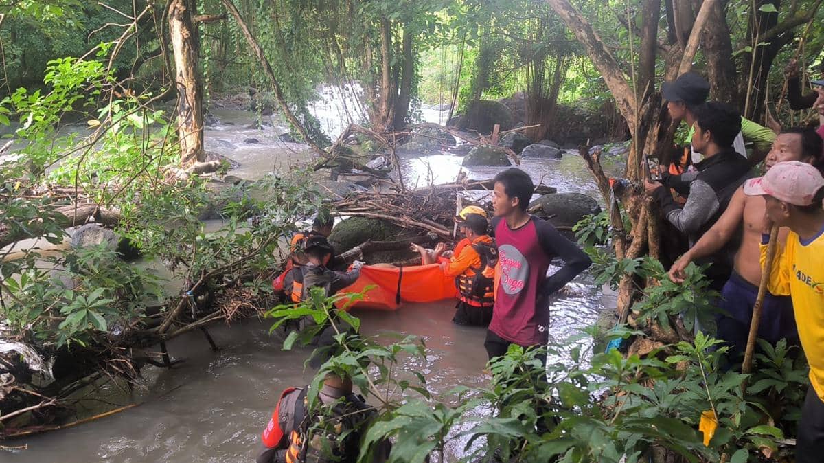 Tim SAR gabungan menemukan jasad perempuan paruh baya yang dilaporkan hilang terseret arus sungai di Kecamatan Watang Pulu, Kabupaten Sidrap. (Dok. Basarnas Sulsel)