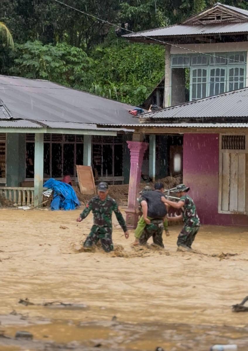 Aksi Heroik Babinsa Evakuasi Ibu-Anak yang Terjebak Banjir di Padang