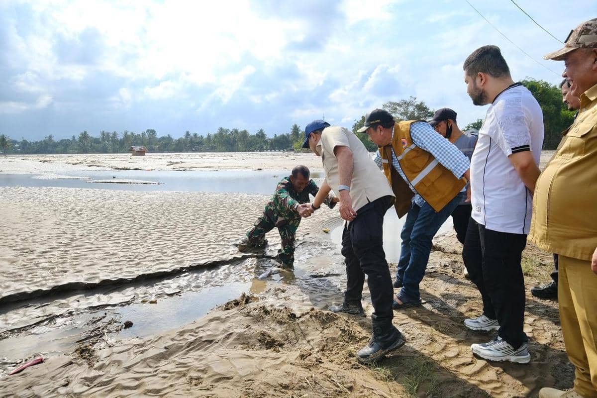 Teuku Riefky kunjungi korban banjir Aceh