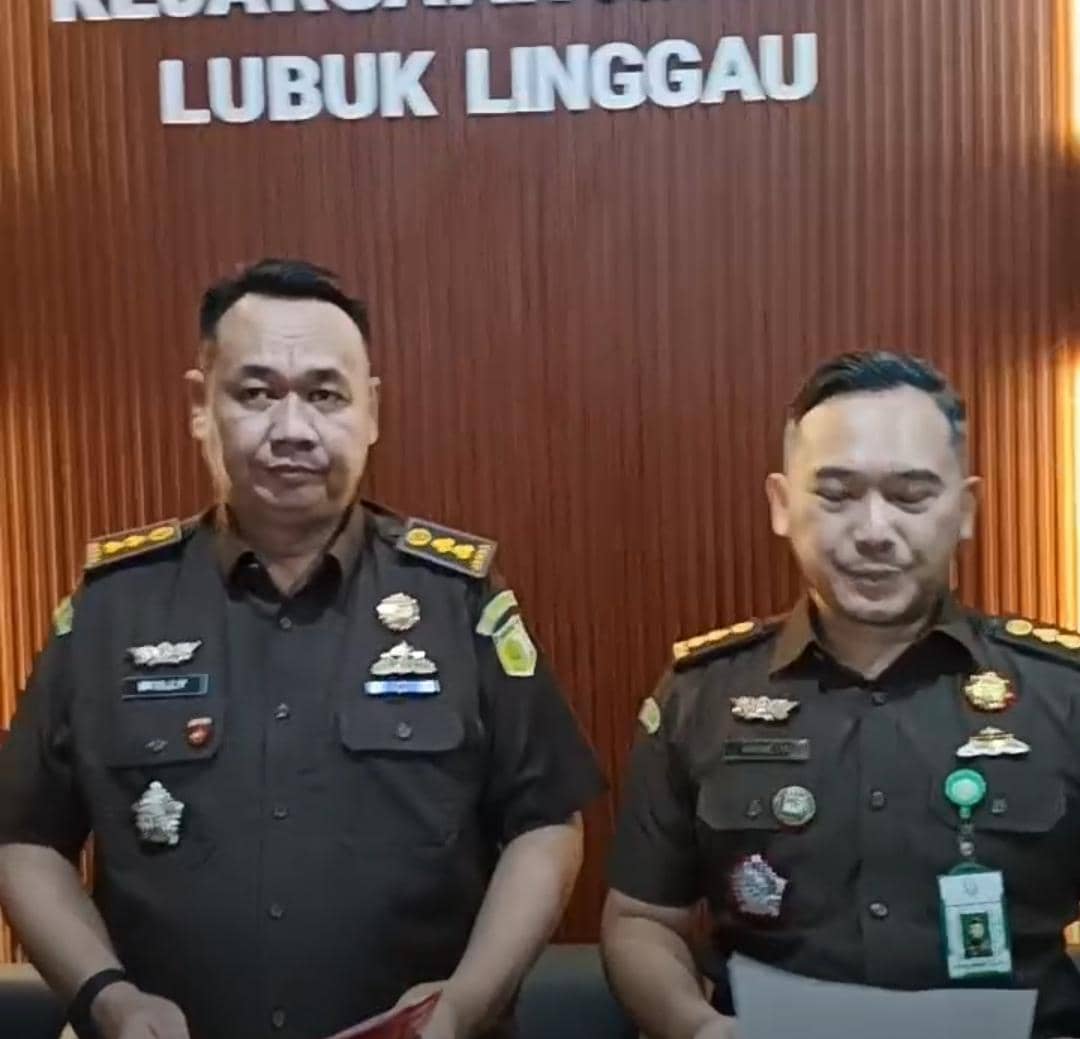 Kasi Intel Kejari Lubuk Linggau Armein Ramdhani saat memberikan keterangan pers terkait penetapan dua tersangka kasus korupsi.