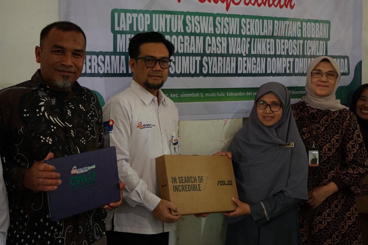 Bantuan laptop untuk Sekolah Bintang Rabbani untuk pembelajaran digital (dok.Dompet Dhuafa Waspada)
