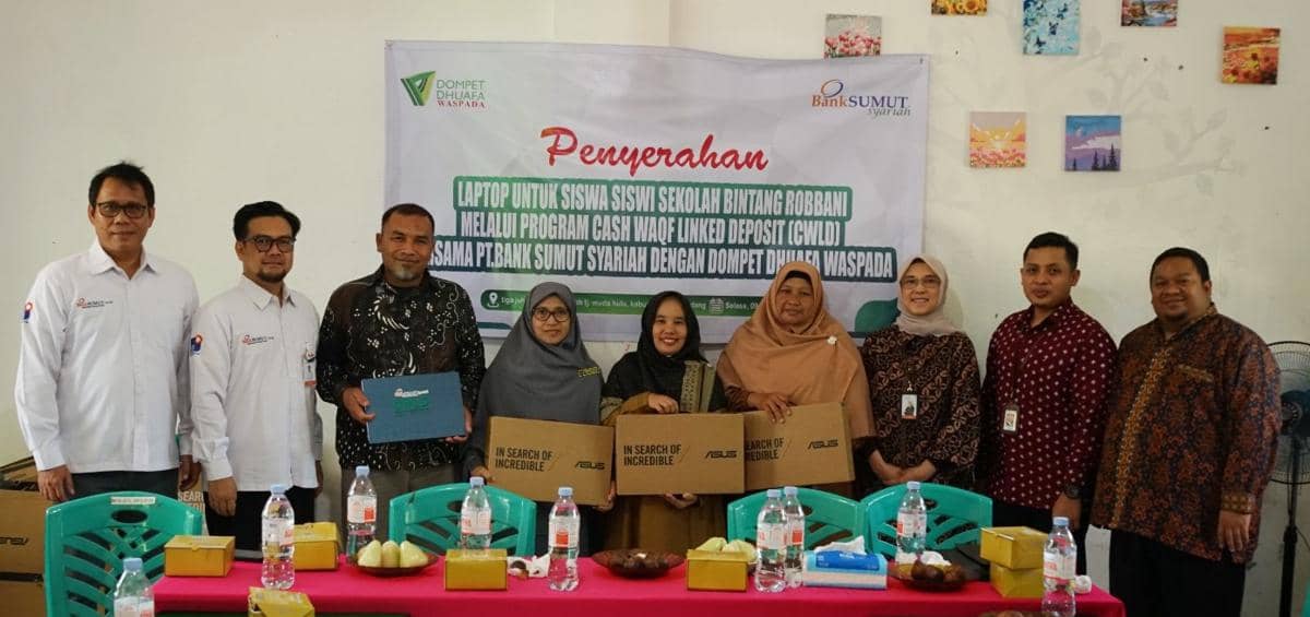 Bantuan laptop untuk Sekolah Rabbani untuk pembelajaran digital (dok.Dompet Dhuafa Waspada)