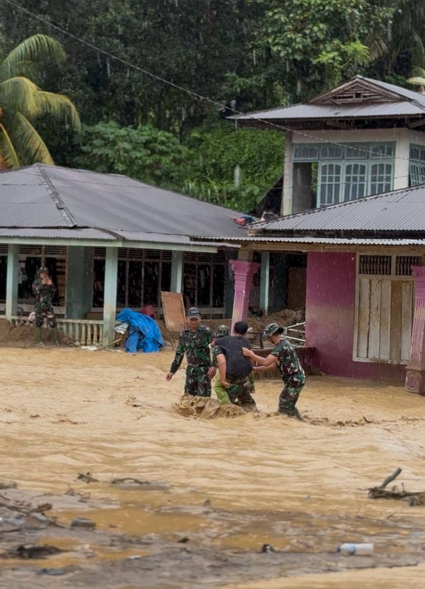 Aksi Heroik Babinsa Evakuasi Ibu-Anak yang Terjebak Banjir di Padang