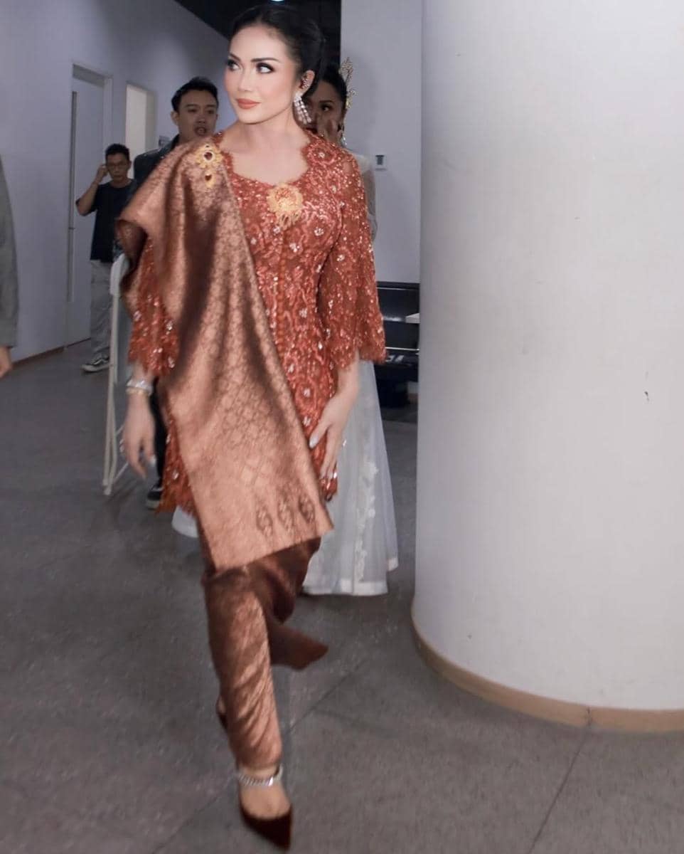 potret Kris Dayanti di acara Anugerah Puspa Bangsa 2025 