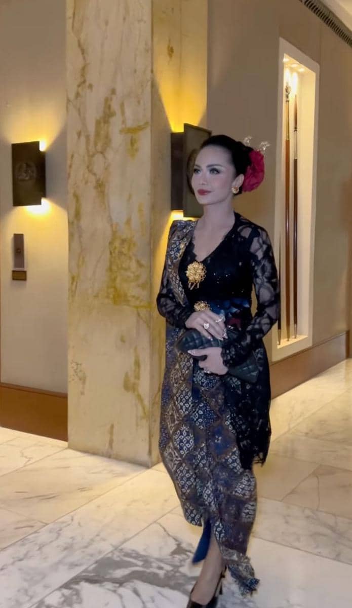 Kebaya krisdayanti