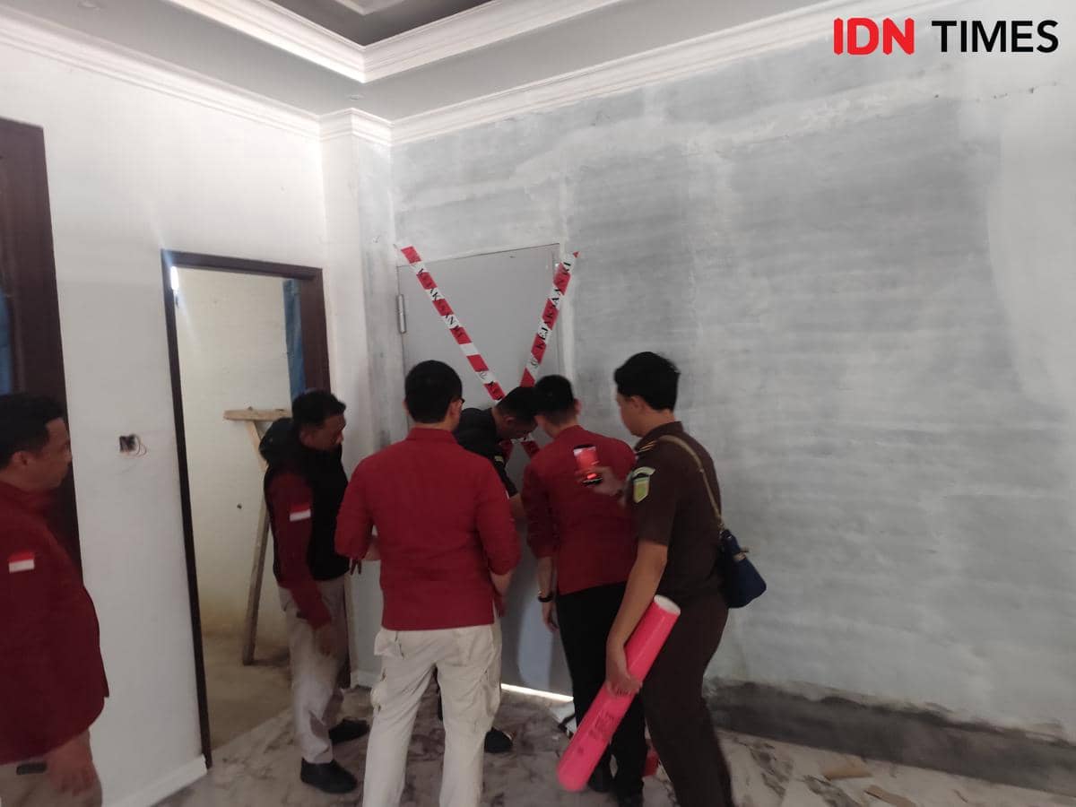 Pemasangan kejaksaan line di rumah pribadi eks Bupati Pesawaran, Dendi Romadhona.