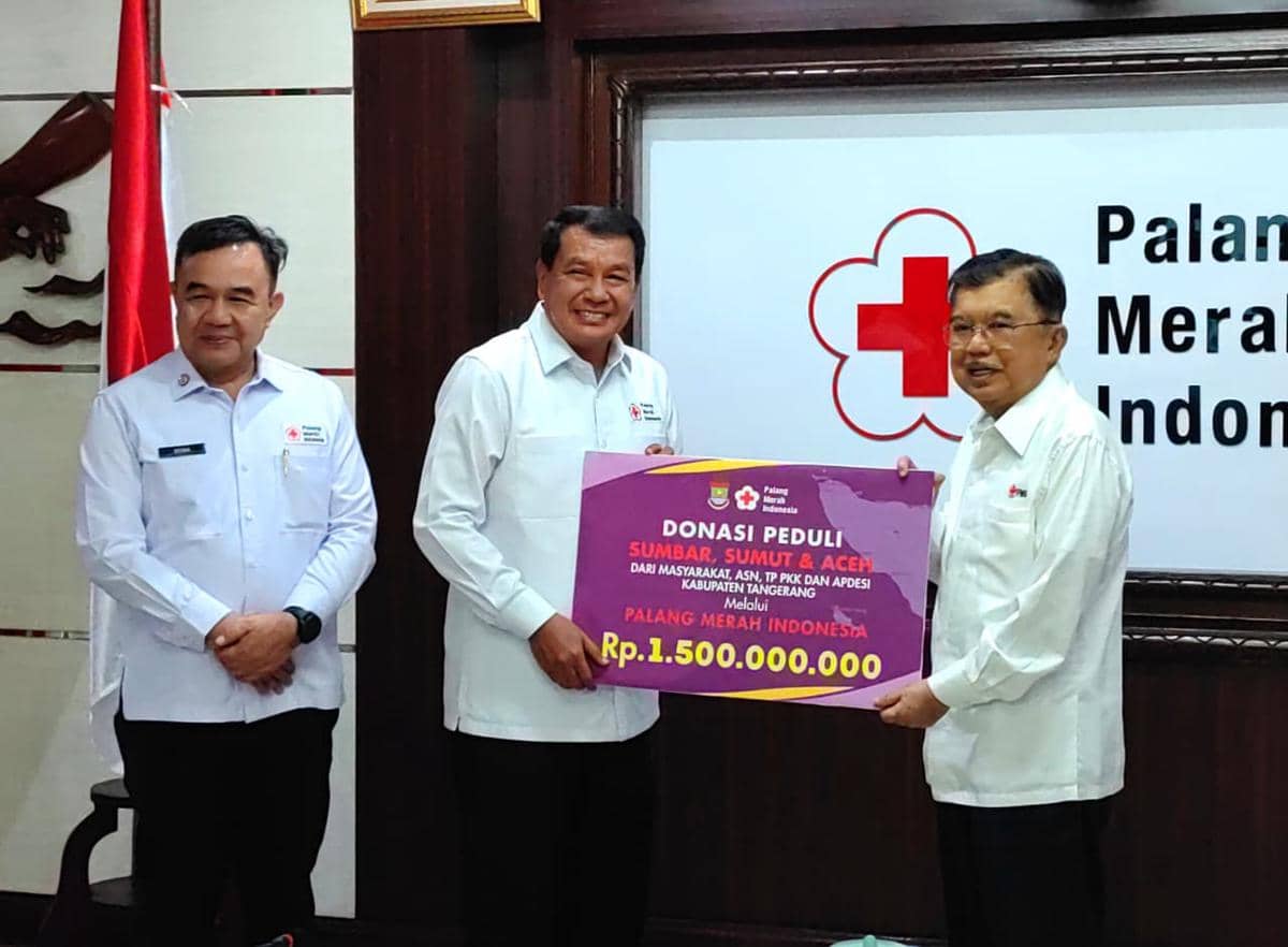 Ketum PMI Jusuf Kalla menerima donasi kemanusiaan untuk korban bencana Aceh, Sumut dan Sumbar di Markas Pusat PMI