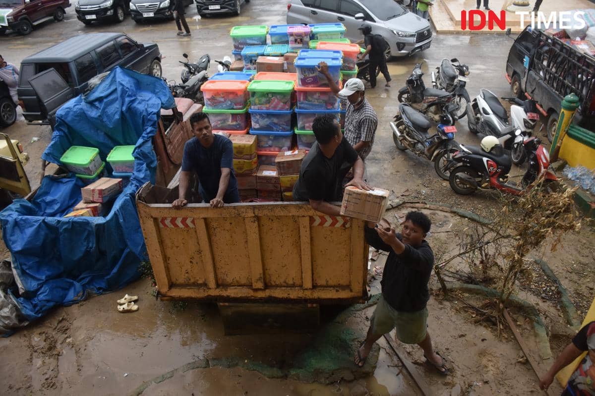 Aktivitas penyaluran bantuan di posko utama bencana di pendopo Kantor Bupati Aceh Tamiang, Rabu (10/12/2025) (IDN Times/Prayugo Utomo)