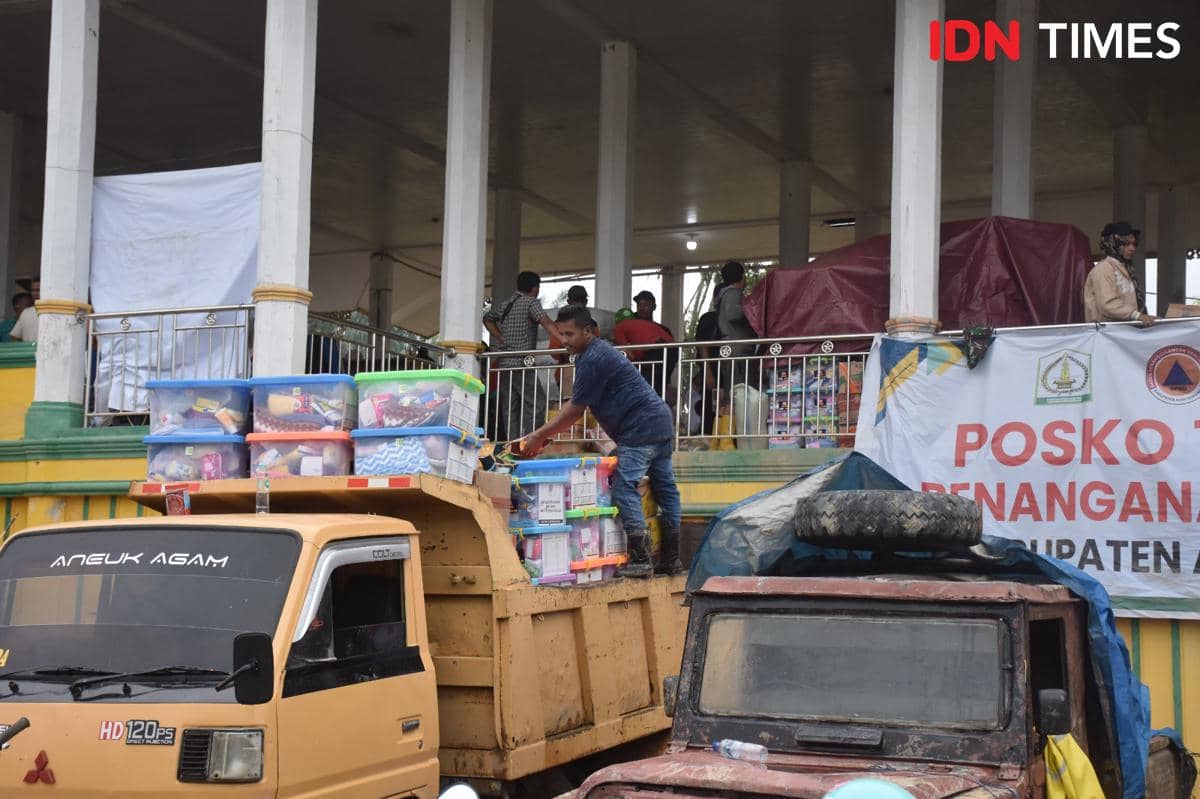 Aktivitas penyaluran bantuan di posko utama bencana di pendopo Kantor Bupati Aceh Tamiang, Rabu (10/12/2025) (IDN Times/Prayugo Utomo)