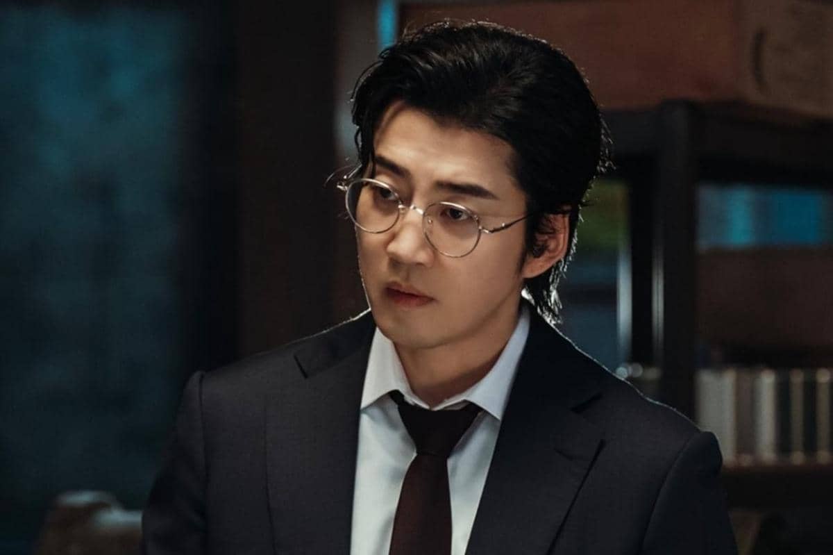 Yoon Kye Sang di drama Korea Heroes Next Door