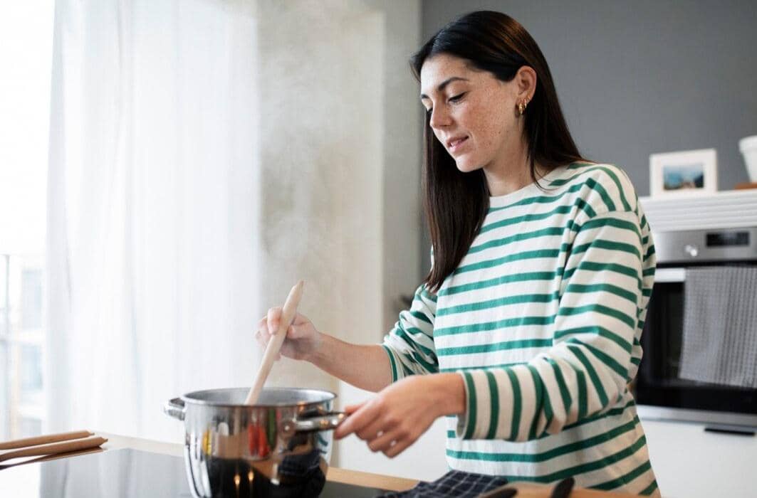 ilustrasi merebus sari kedelai