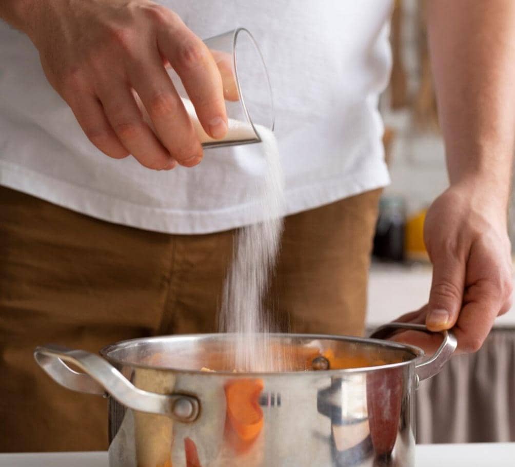 ilustrasi menambahkan gula (freepik.com/freepik)