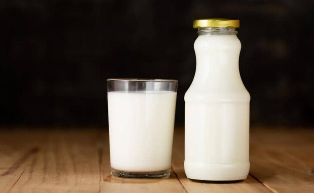 sari kedelai dalam botol kaca