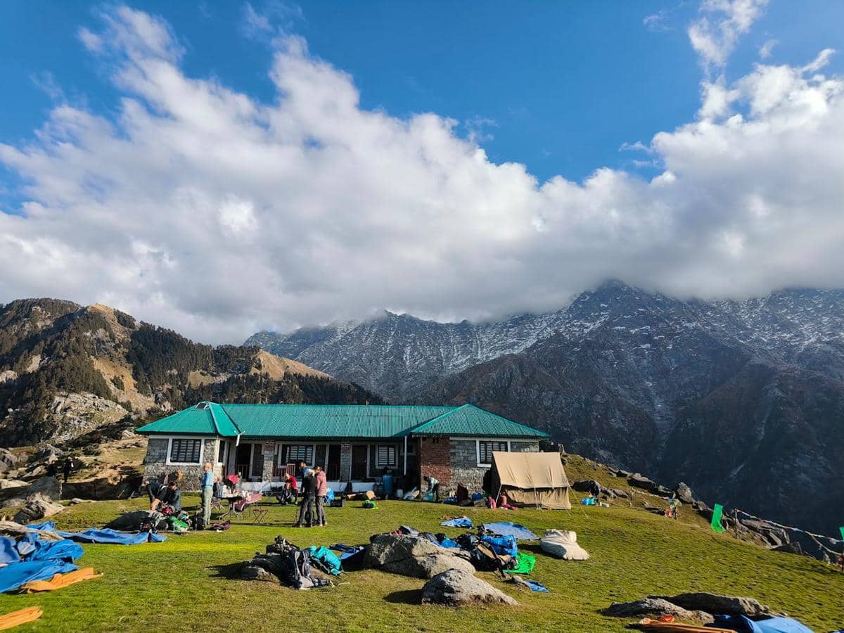 ilustrasi kehidupan di sekitar gunung