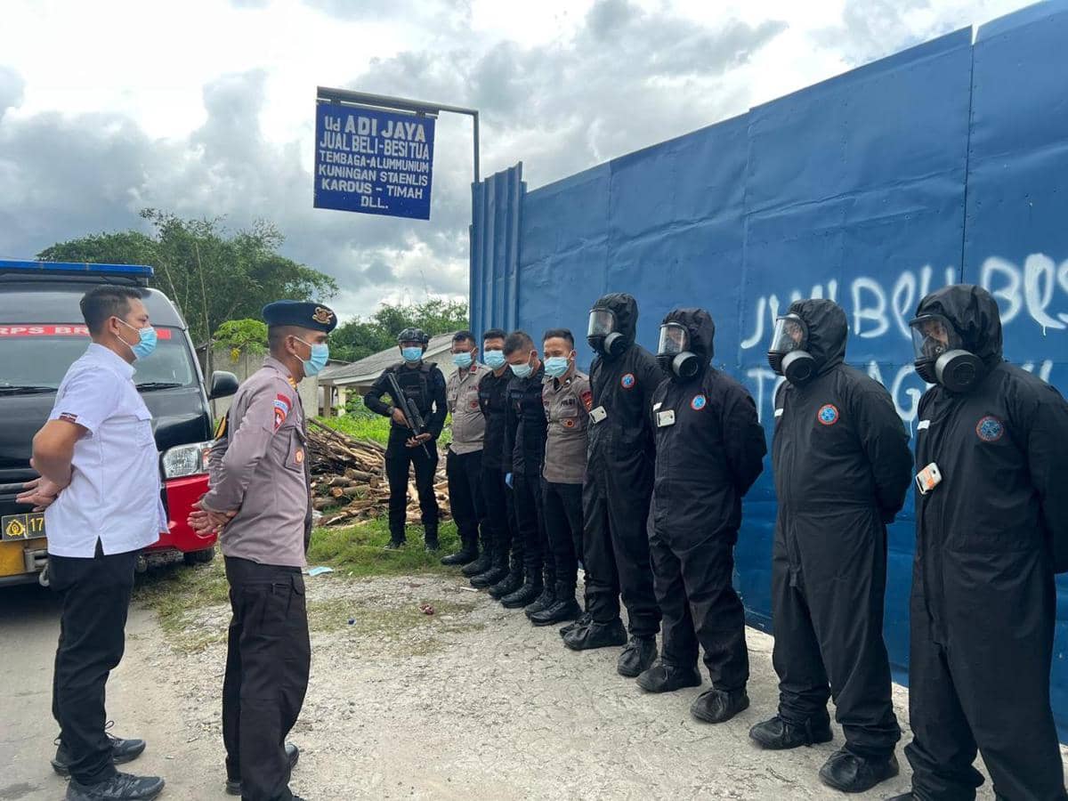 Aparat polisi saat mengamankan gudang sementara material terpapar radiasi.