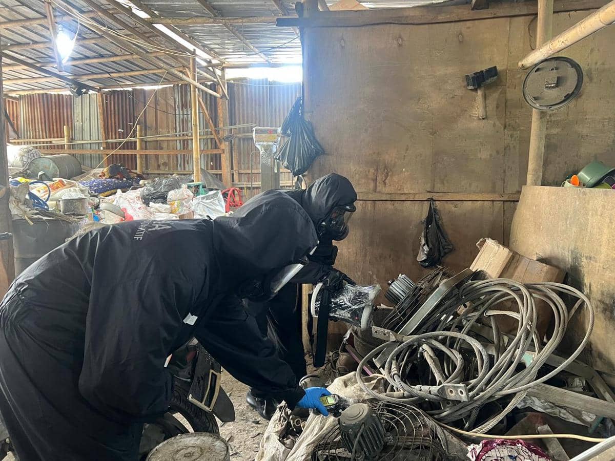 Aparat polisi saat mengamankan gudang sementara material terpapar radiasi.