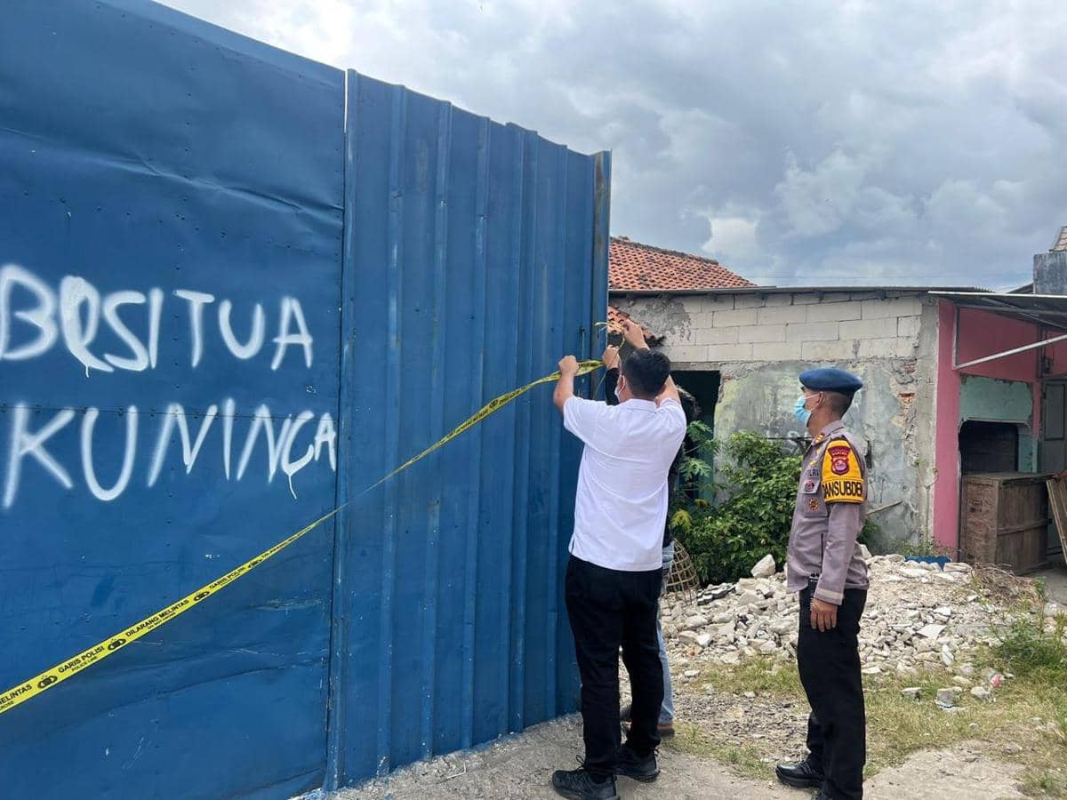 Aparat polisi saat mengamankan gudang sementara material terpapar radiasi.