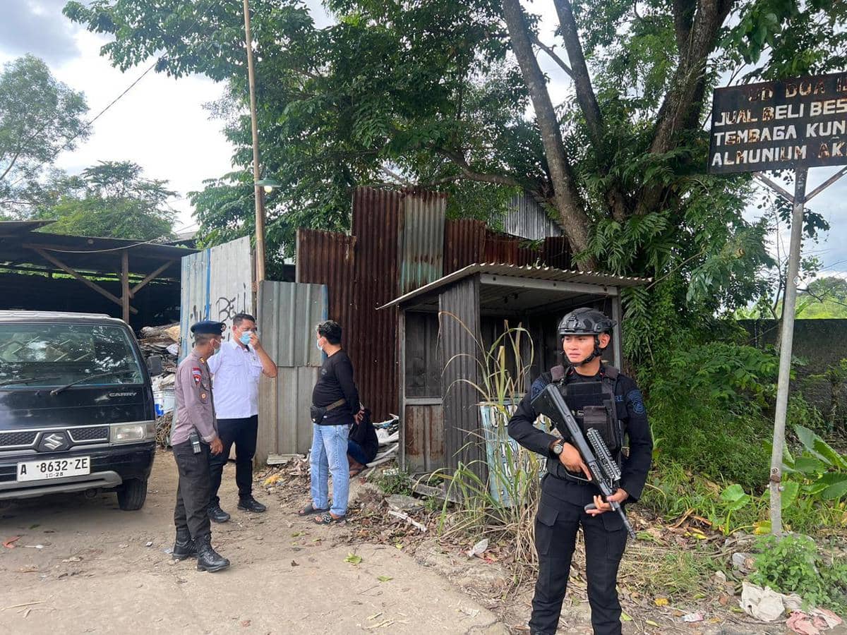 Aparat polisi saat mengamankan gudang sementara material terpapar radiasi.