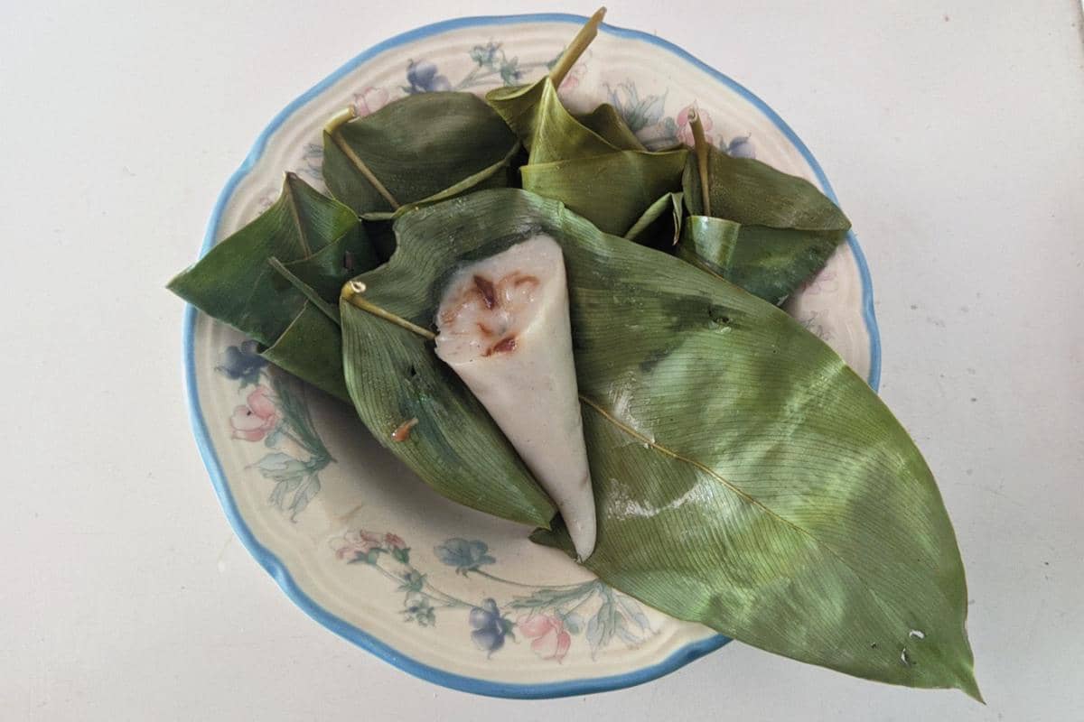 Kue pasung putih di atas mangkuk