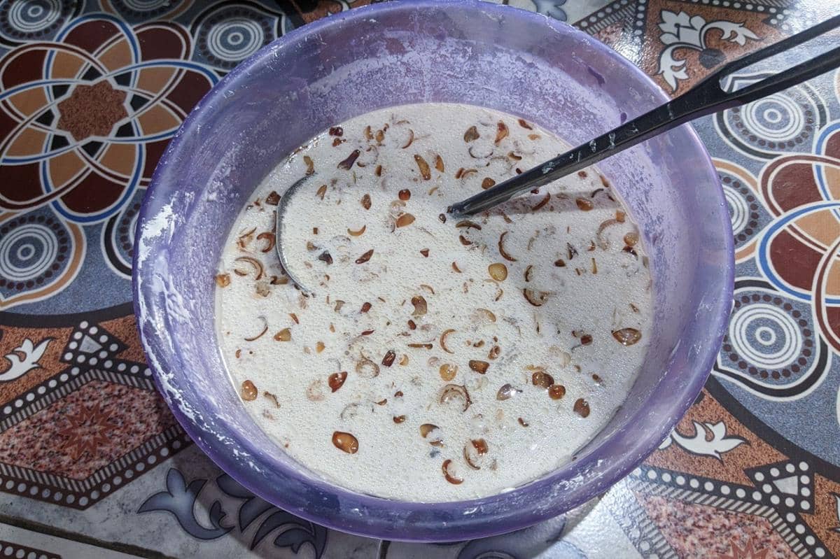 Adonan kue pasung putih dalam wadah