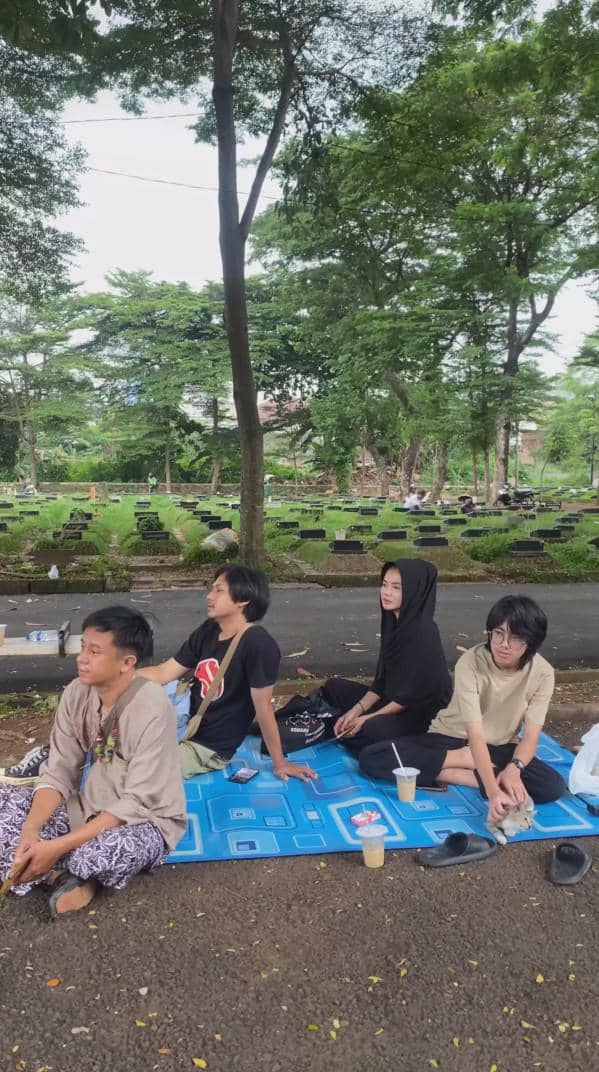 potret makam Epy Kusnandar dipasangi rumput (instagram.com/karinaranau9)