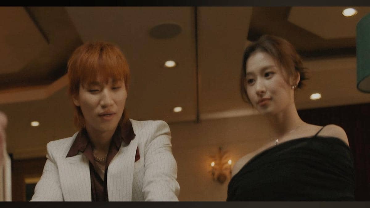 potret Daesung BIGBANG dan Sana TWICE di MV HANDO-CHOGUA