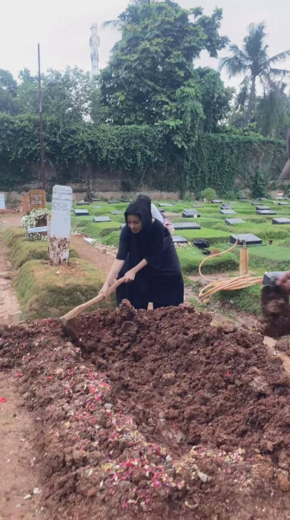 potret makam Epy Kusnandar dipasangi rumput (instagram.com/karinaranau9)
