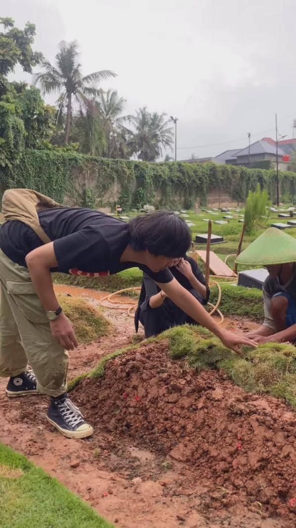 potret makam Epy Kusnandar dipasangi rumput (instagram.com/karinaranau9)