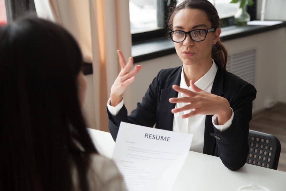 Seorang perempuan kandidat karyawan sedang wawancara kerja.