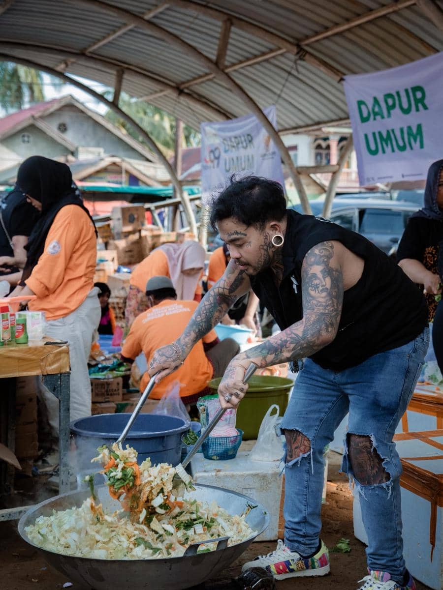 King Abdi Masak 6.000 Makanan di Dapur Umum Pengungsian (instagram.com/kingabdi_jajanmercon)