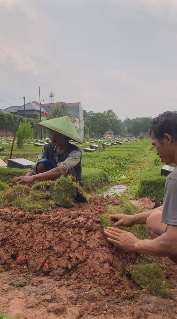 potret makam Epy Kusnandar dipasangi rumput (instagram.com/karinaranau9)