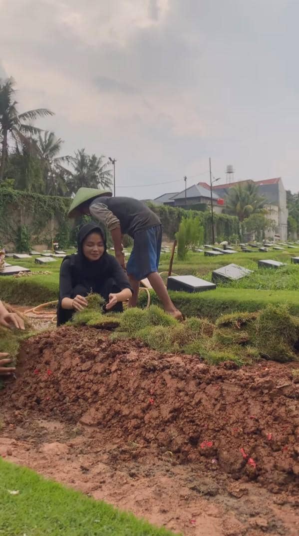 potret makam Epy Kusnandar dipasangi rumput (instagram.com/karinaranau9)