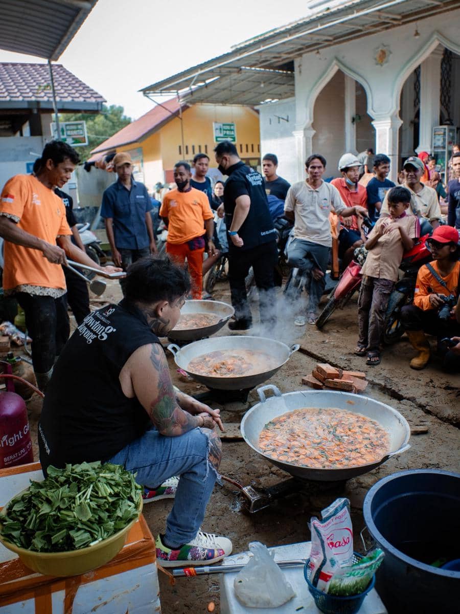 King Abdi Masak 6.000 Makanan di Dapur Umum Pengungsian (instagram.com/kingabdi_jajanmercon)