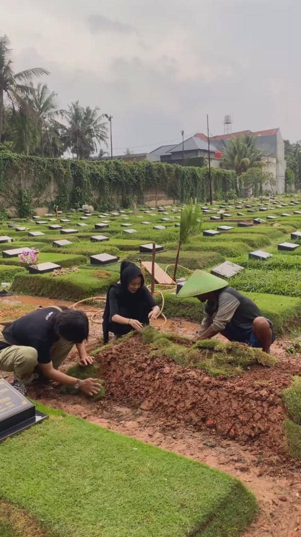potret makam Epy Kusnandar dipasangi rumput (instagram.com/karinaranau9)
