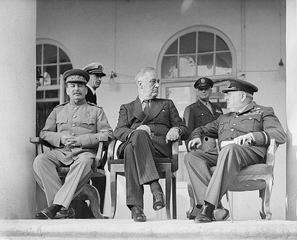 potret Joseph Stalin (kiri), Franklin D Roosevelt (tengah), dan Winston Churchill (kanan) yang diambil pada tahun 1943