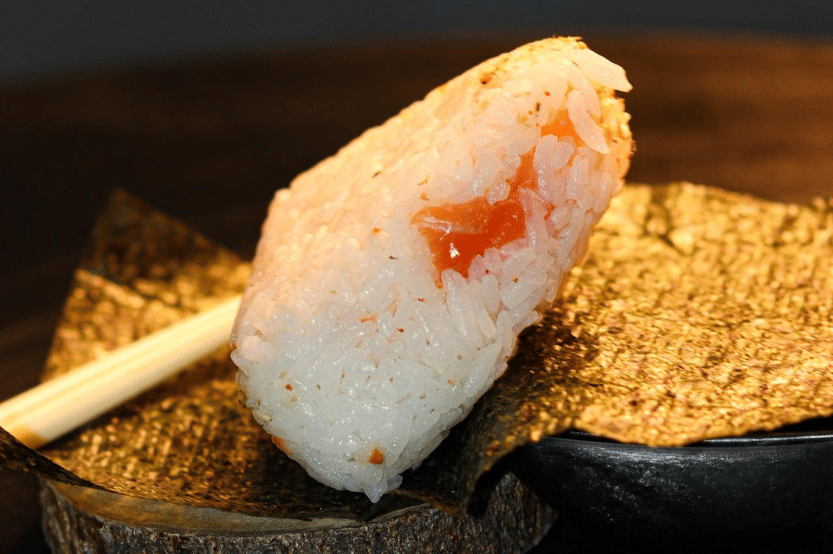 ilustrasi tomato tuna onigiri