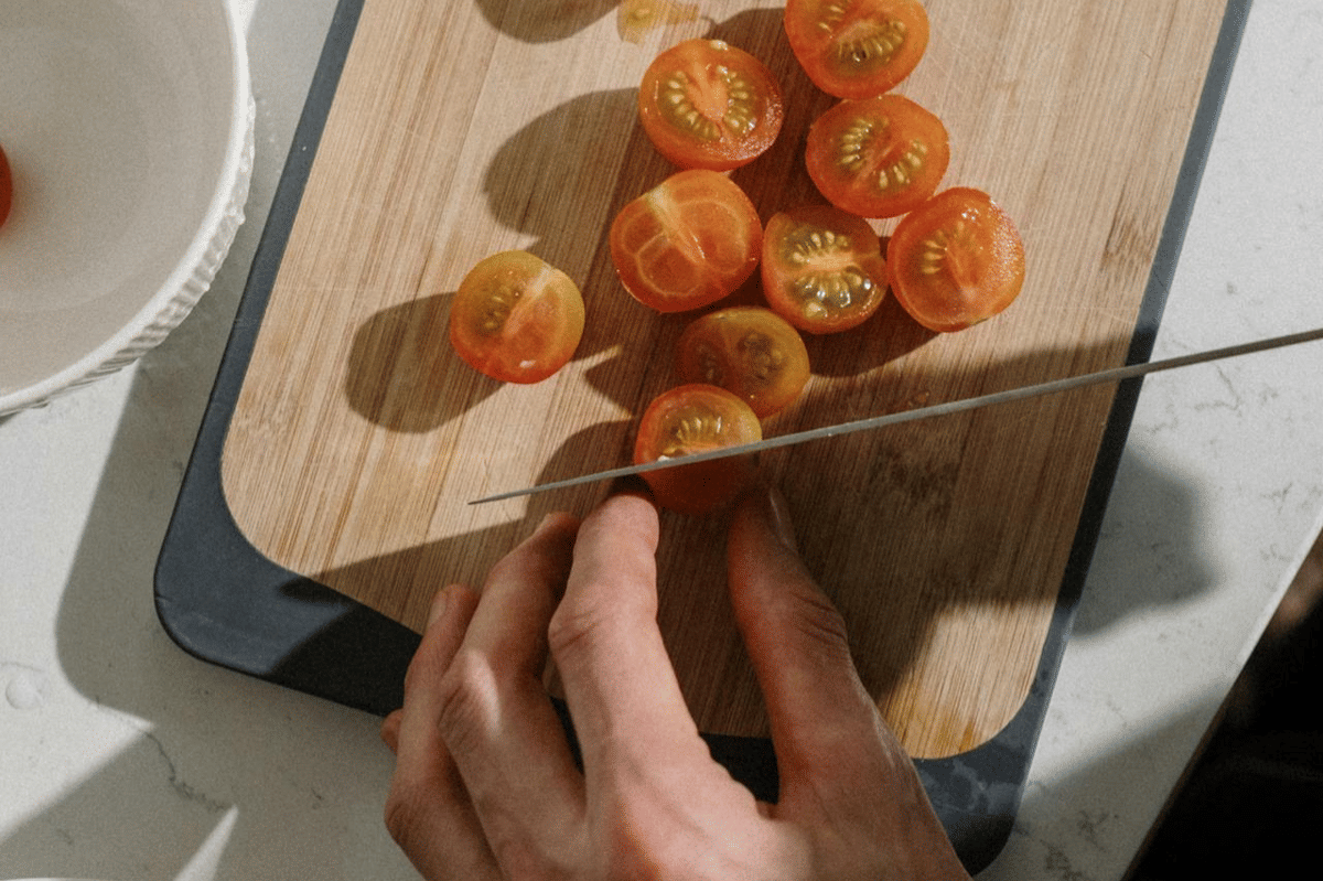 ilustrasi membuat tomato tuna onigiri