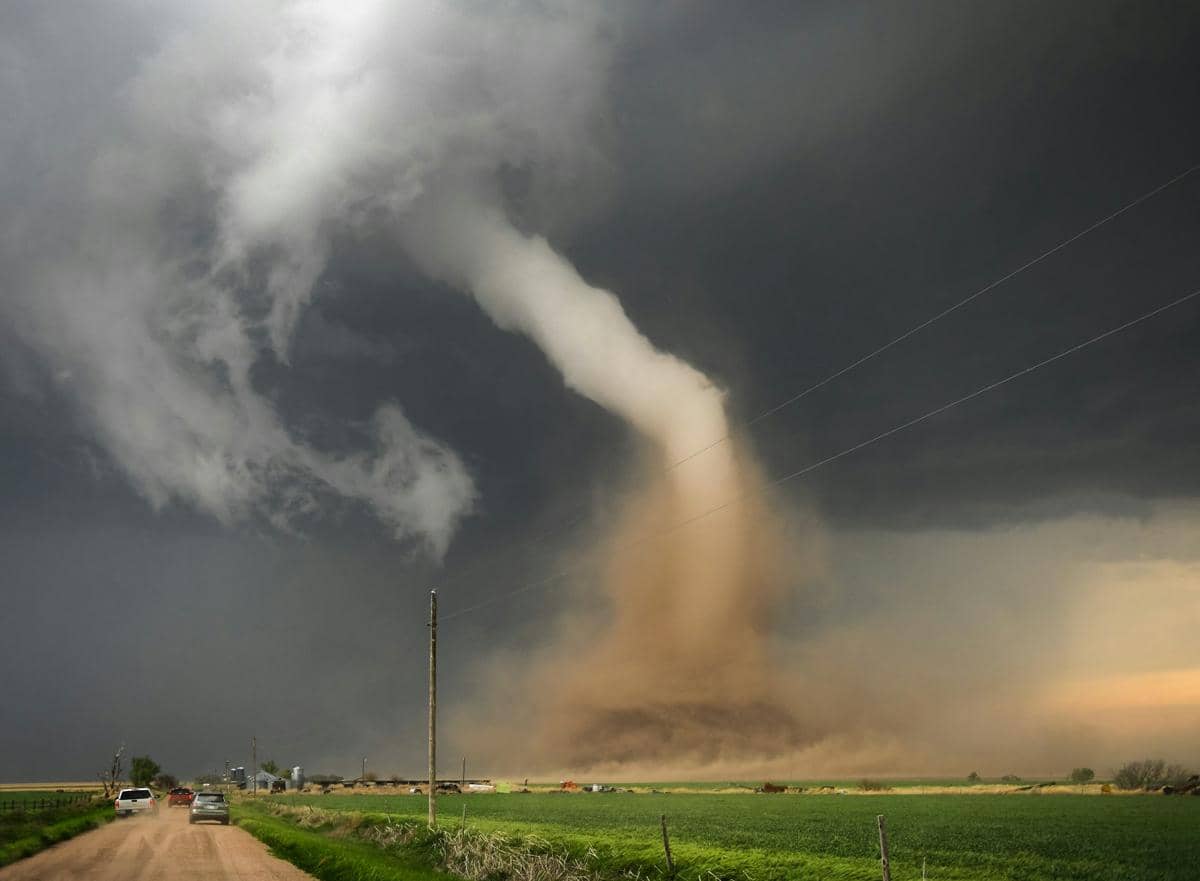 ilustrasi tornado 